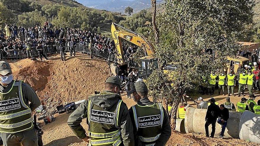 Los efectivos de protección civil, ayer, en Ighran. Foto: Efe