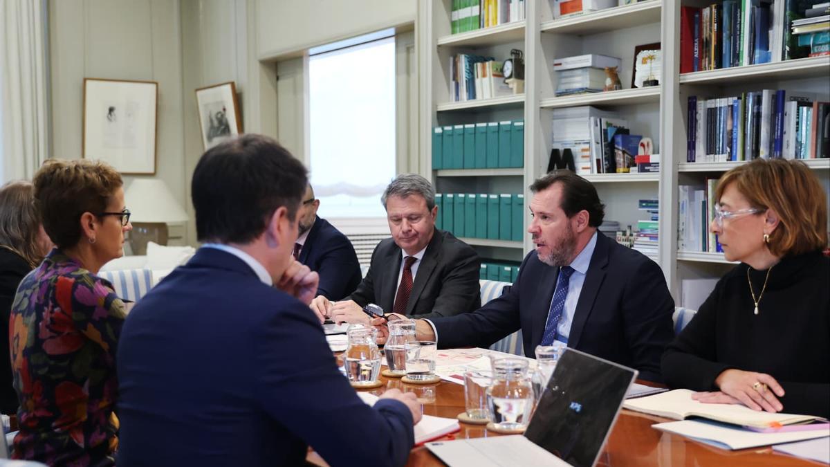 Reunión entre la Presidenta Chivite y el ministro Puente.