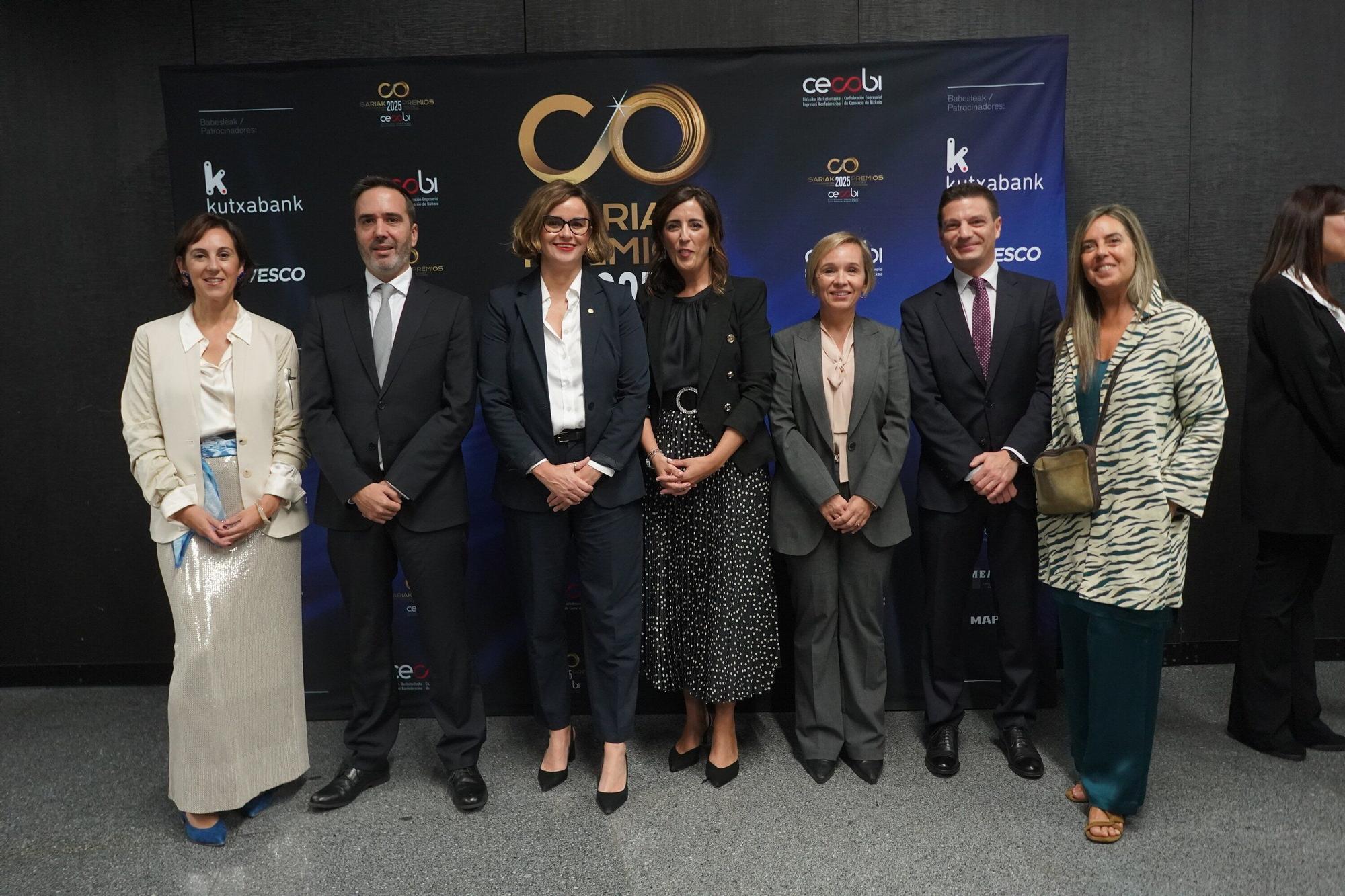 Kontxi Claver, Javier Hurtado; la diputada general, Elixabete Etxanobe; la presidenta de Cecobi, María López Negrete; Ainara Basurko, Mikel Gómez e Idoia Gutiérrez, de DEIA.