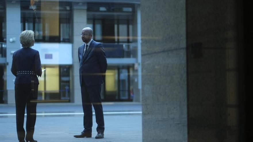 Ursula von der Leyen, presidenta de la Comisión, y Charles Michel, del Consejo, a distancia de seguridad el jueves en Bruselas.