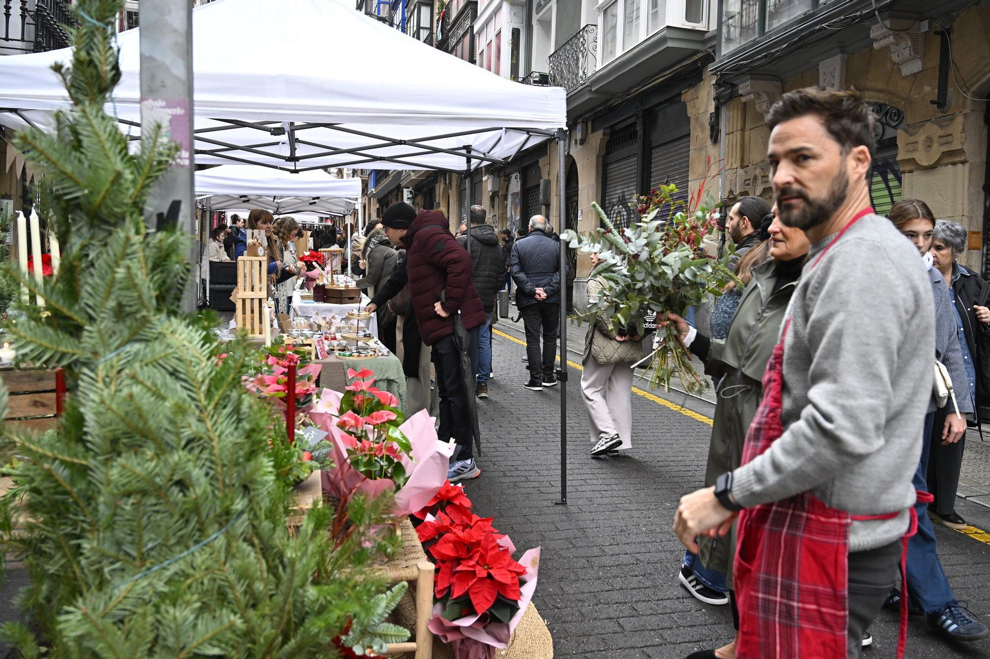 En imágenes: el mercado del Dos de Mayo se viste de Navidad