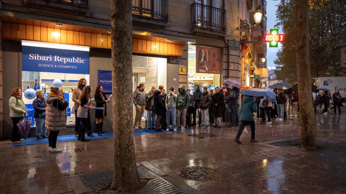 Largas colas en la inaguración de la tienda de Vitoria