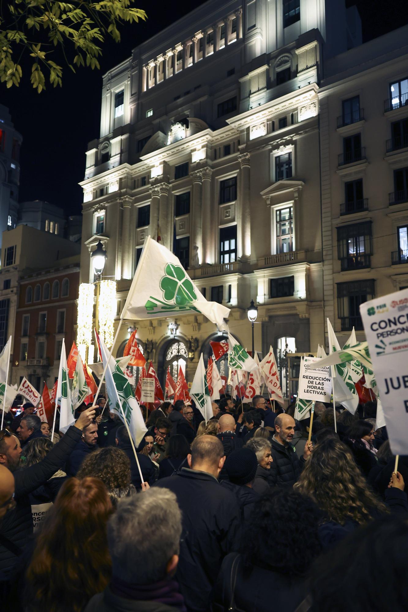 En imágenes: Miles de personas se manifiestan en Madrid contra la "asfixia" de las universidades públicas: "Ayuso privatiza, la uni agoniza"