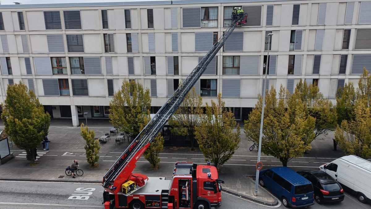 Los bomberos acceden a la vivienda de la mujer fallecida.