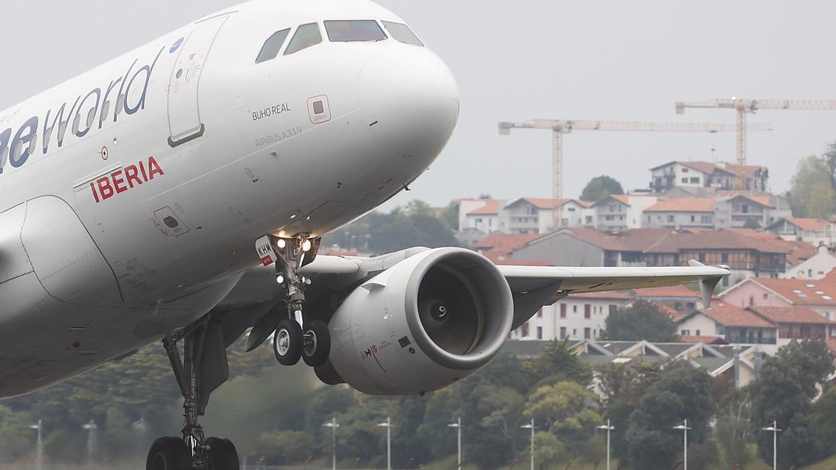 Aeropuerto de Hondarribia / Iker Azurmendi Aeropuerto de Hondarribia / Iker Azurmendi