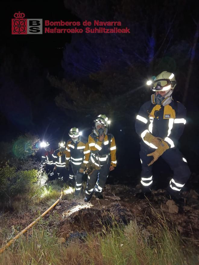 En la imagen, labores nocturnas de extinción.