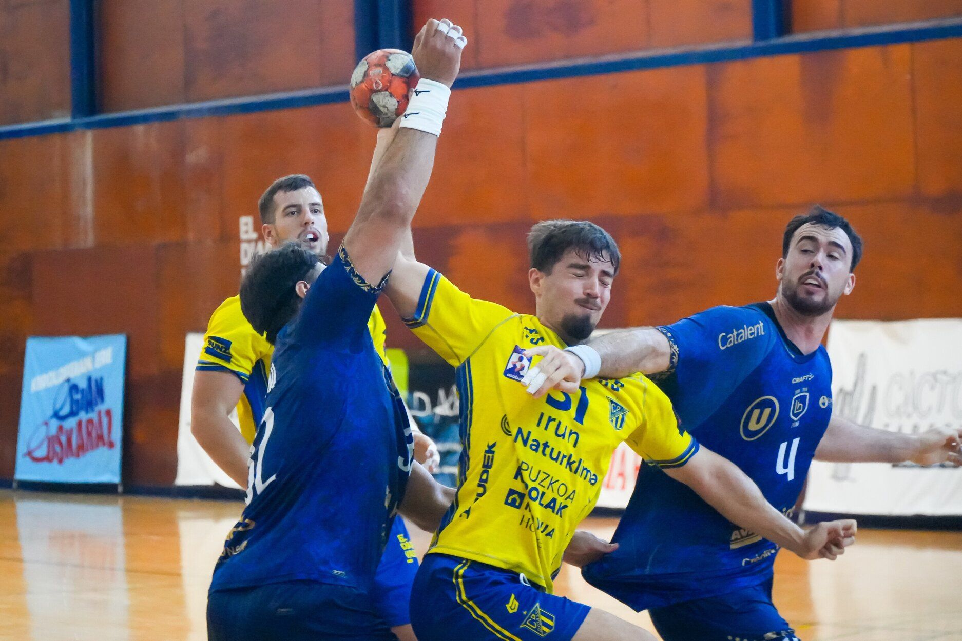 El capitán del Irudek Bidasoa Irun, Gorka Nieto, durante la final del Torneo de Egia ante Limoges