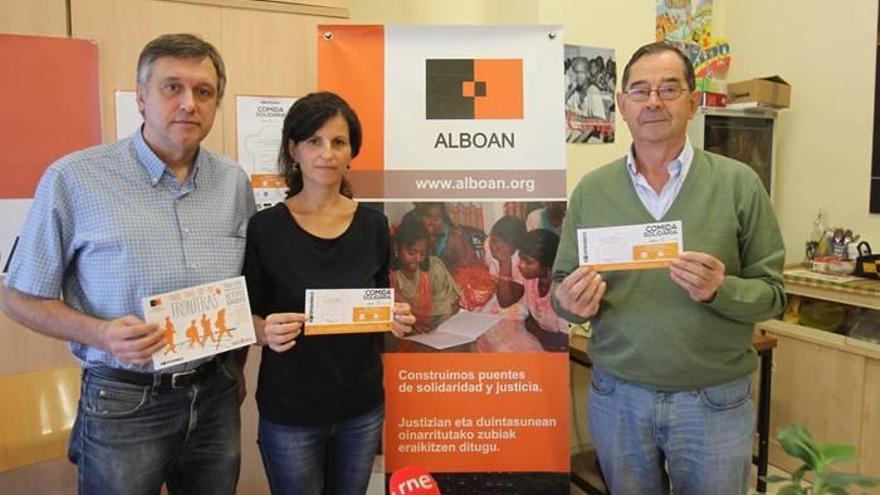 María Álvarez junto a Ángel Pérez y Ángel Ortiz de Urbina.