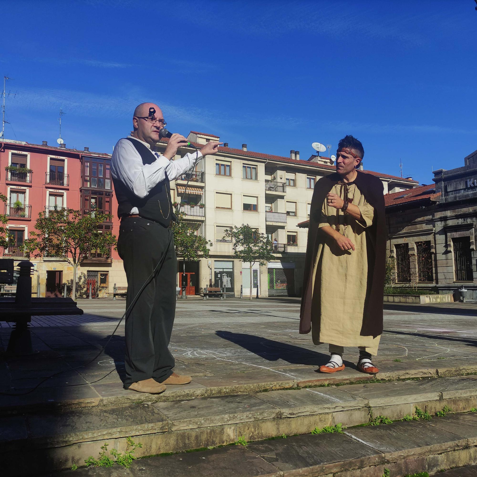 Disfrazado en una visita teatralizada para ayudar a ASVIDIA