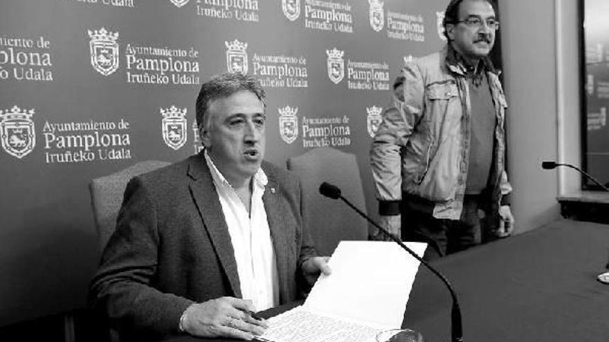 El alcalde Asiron, junto al profesor y director del estudio, Emilio Majuelo.