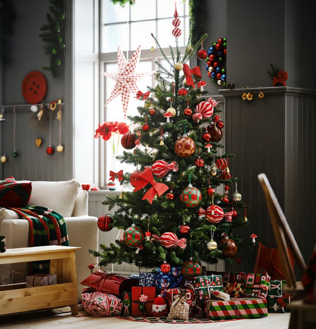 Árbol de Navidad en el que predominan los adornos en color rojo.