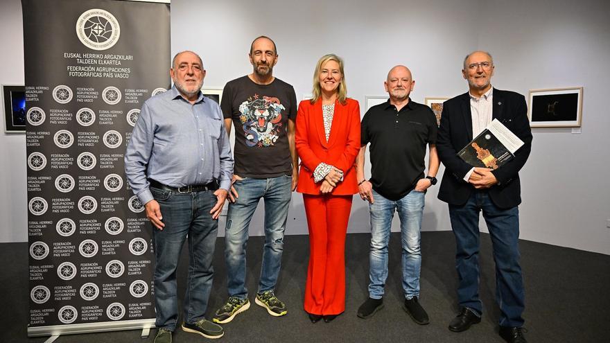 La sede de las Juntas Generales de Bizkaia en Bilbao expone hasta el 30 de octubre las mejores fotografías del certamen Argizaiola 2025