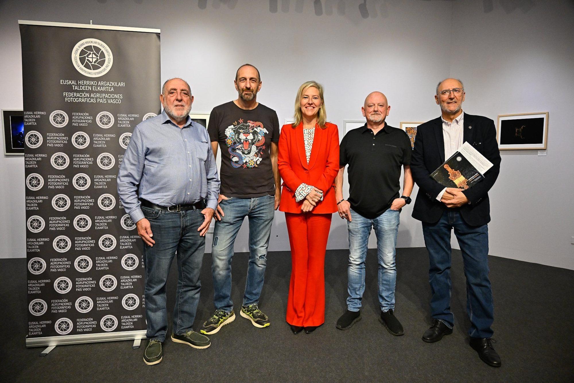 Los accesits de esta edición, Javier Ortiz y Javier Alonso, la presidenta de las Juntas Generales, Ana Otadui, el ganador de la Argizaiola 2025, Igor Altuna, y Juan Armentia.