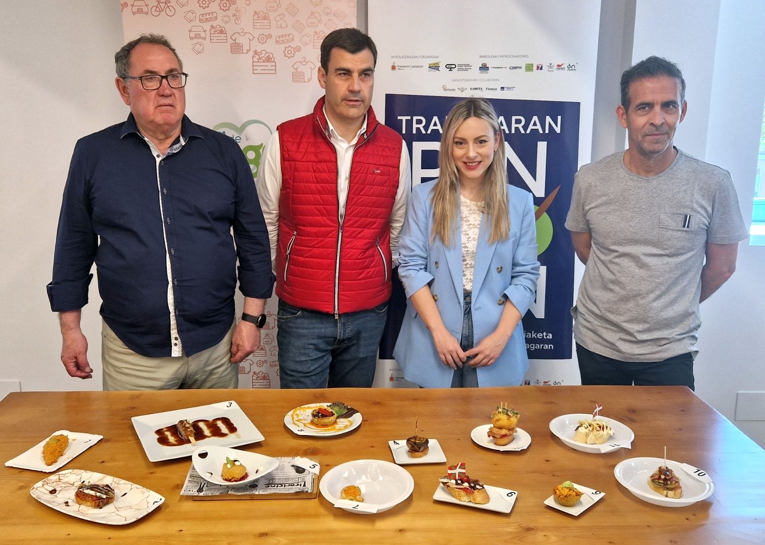 Responsables municipales de Trapagaran y de Baturik, con las apetitosos pintxos a concurso.
