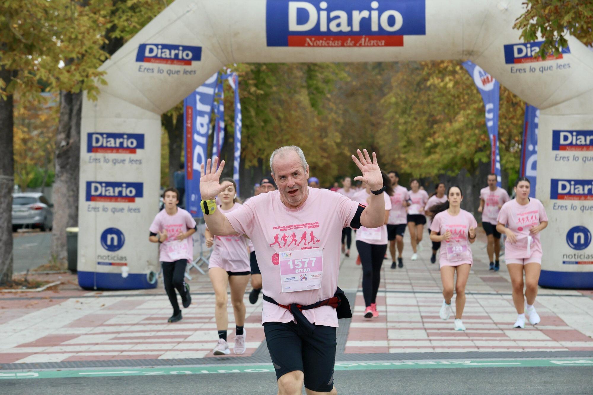 En imágenes: Vitoria se vuelca con la VI Carrera Solidaria contra el Cáncer de Mama