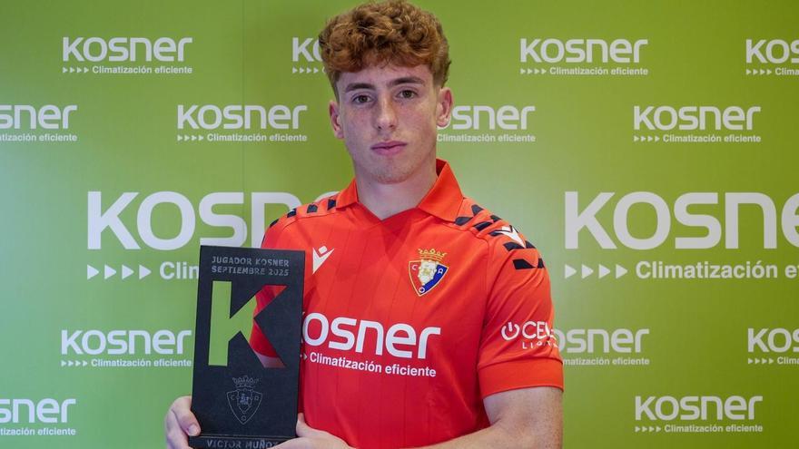 Victor Muñoz con el premio &#039;Jugador Kosner del mes&#039; de septiembre.