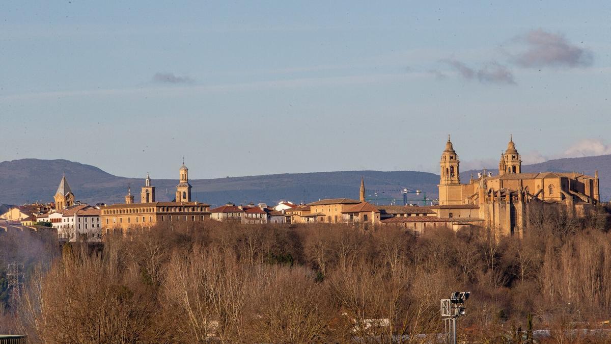 Vistas de Pamplona con los edificios de la Media Luna y Catedral.