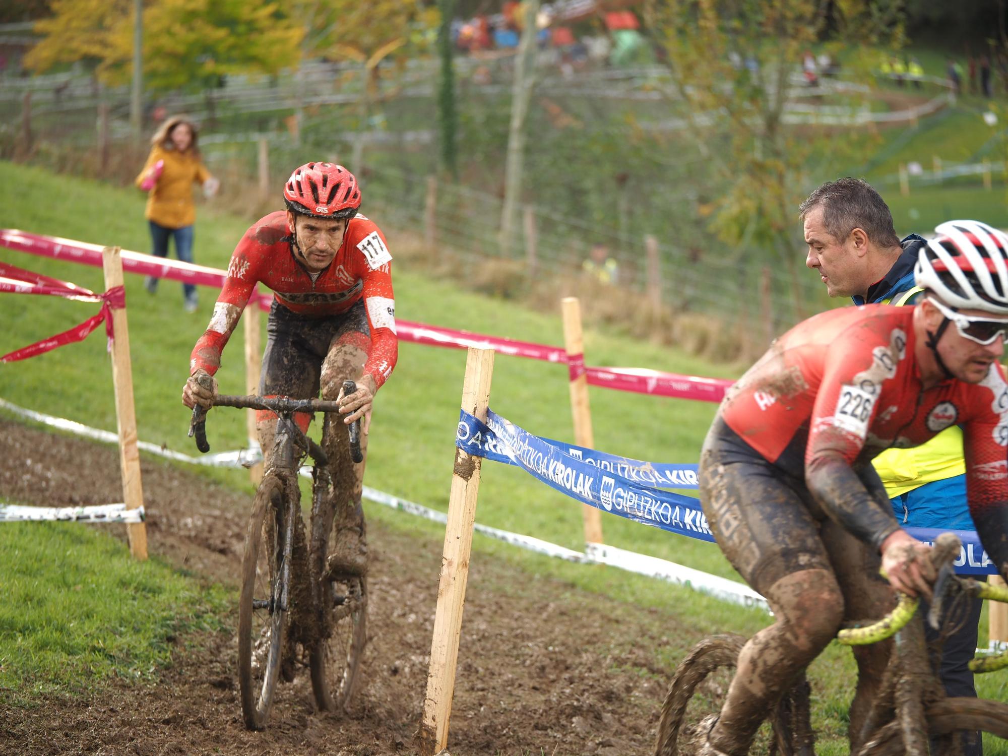 El barro se sumó al espectáculo de ciclocross en Elgoibar