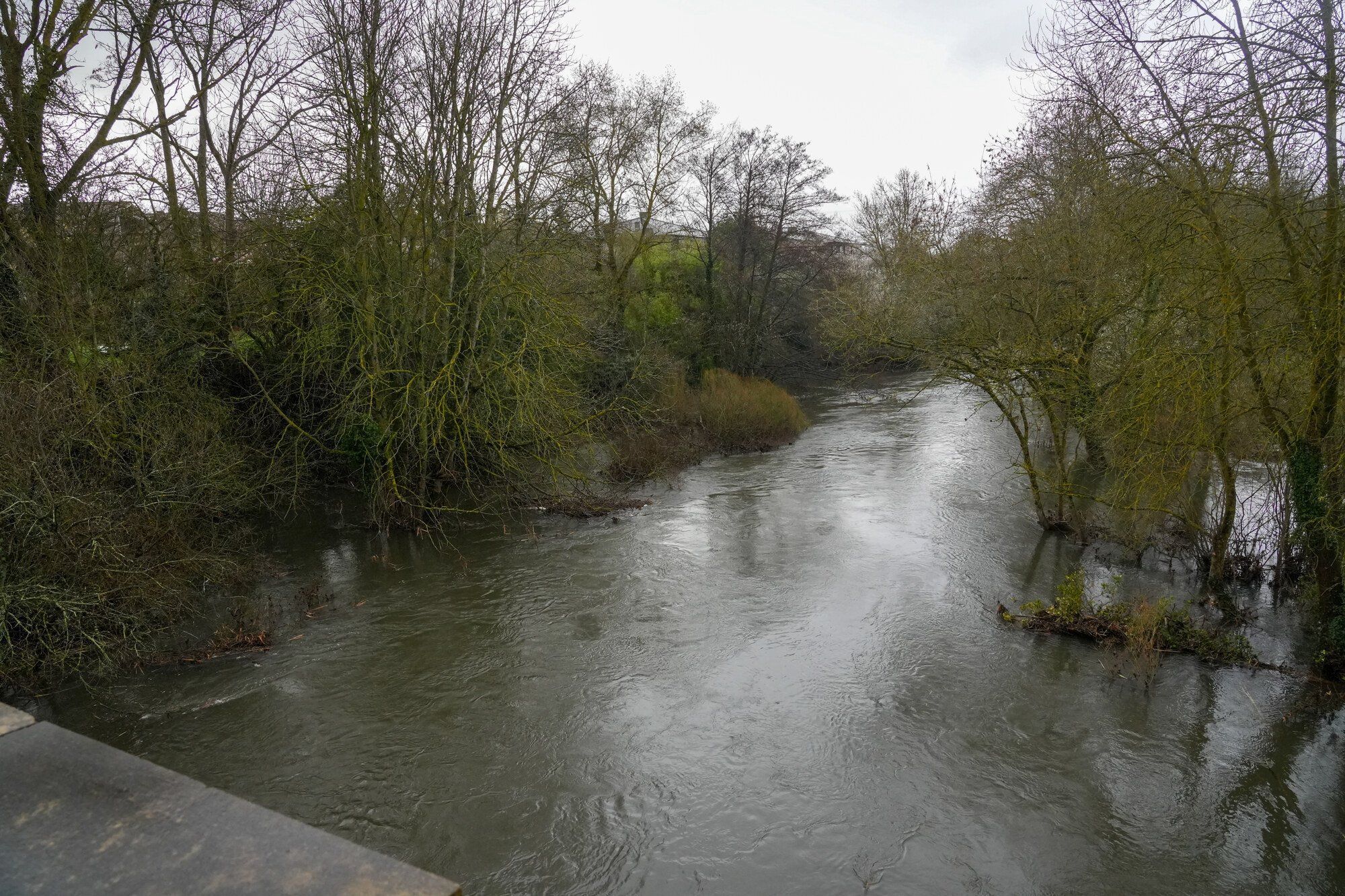 Desembalse en el pantano de Ullibarri-Gamboa