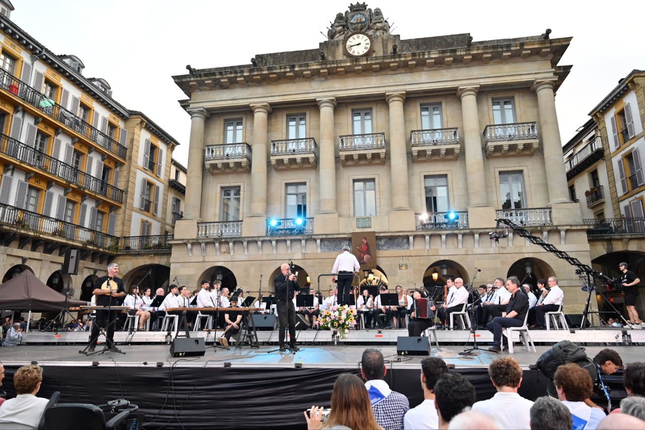 Alarde de Txistularis en la plaza de la Constitución