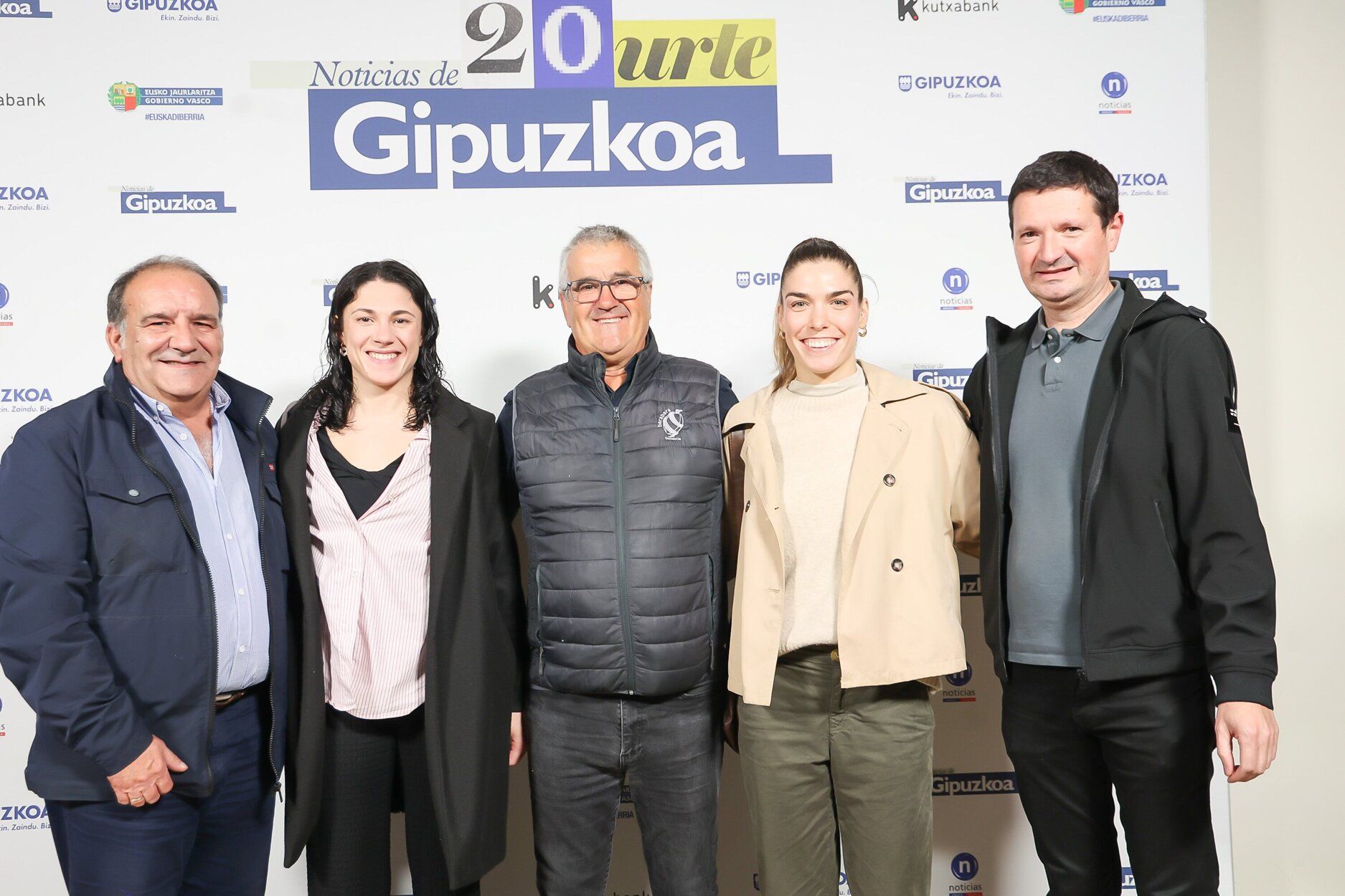 Imanol Esnaola (Federación Guipucoana Balonmano) con Maitane Etxeberria, Anne Erauskin y Jabier Otermin (Bera Bera)