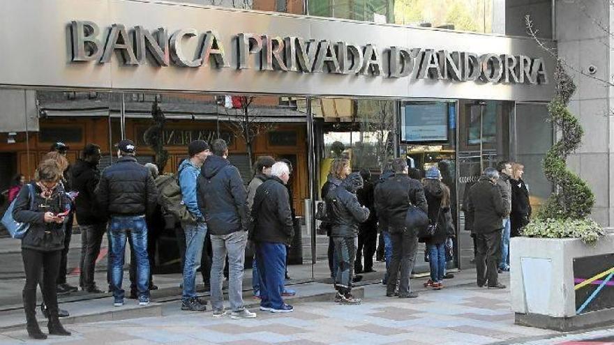 Clientes de Banca Privada d’Andorra (BPA) hacían cola ayer para poder retirar dinero de sus cuentas.