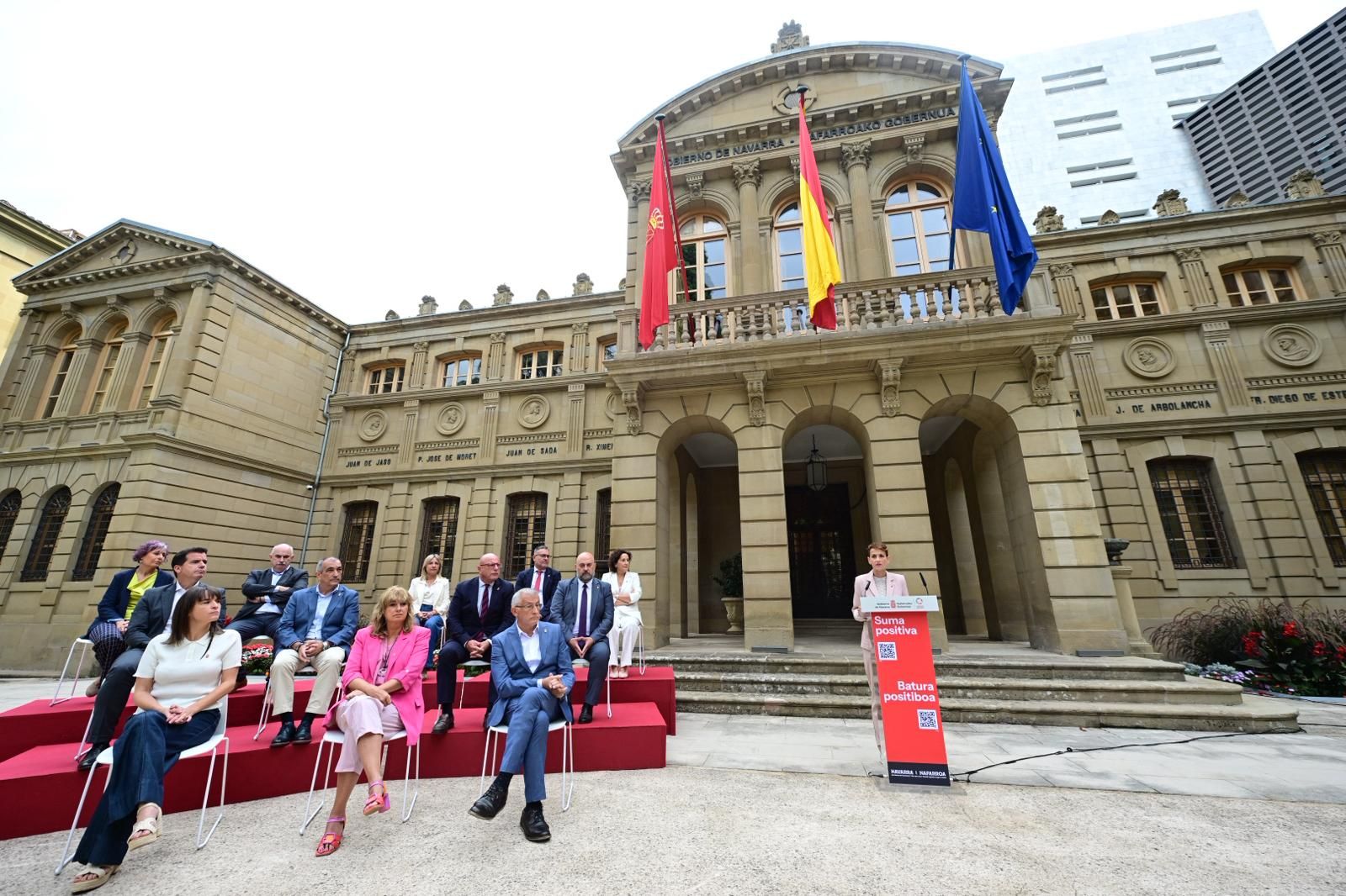 Comparecencia de Chivite en los jardines del Palacio de Navarra.
