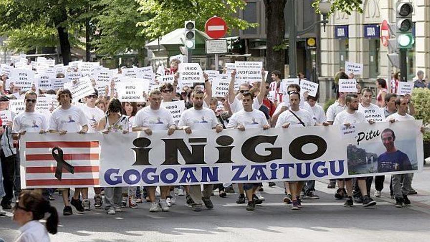 Cabecera de la manifestación silenciosa tras la pancarta con el lema &quot;Iñigo, Gogoan Zaitugu&quot;