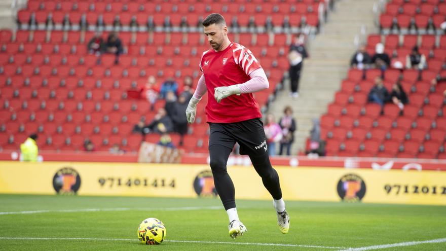 Unai Simón, durante el calentamiento en Son Moix.