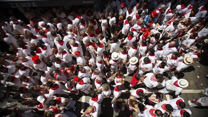 Momento de máxima aglomeración durante el sábado a mediodía en la calle de la Estafeta.