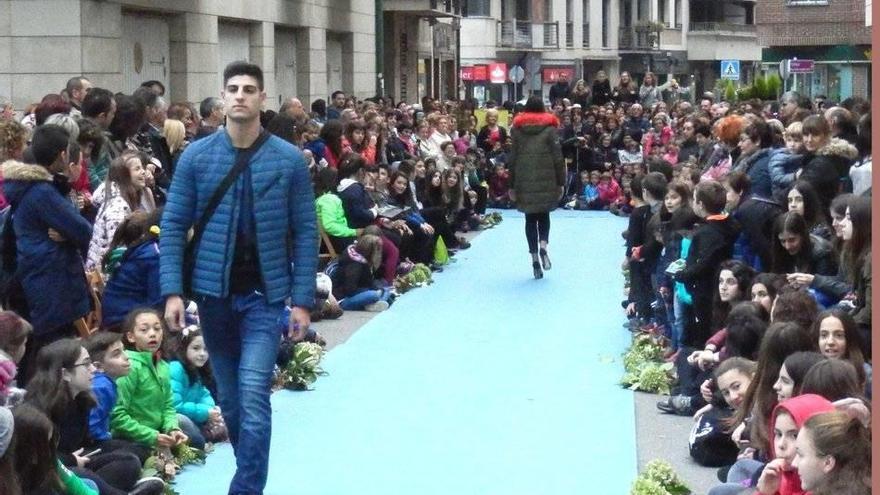 Dos modelos desfilan en Isidoro Melero ante cientos de personas.