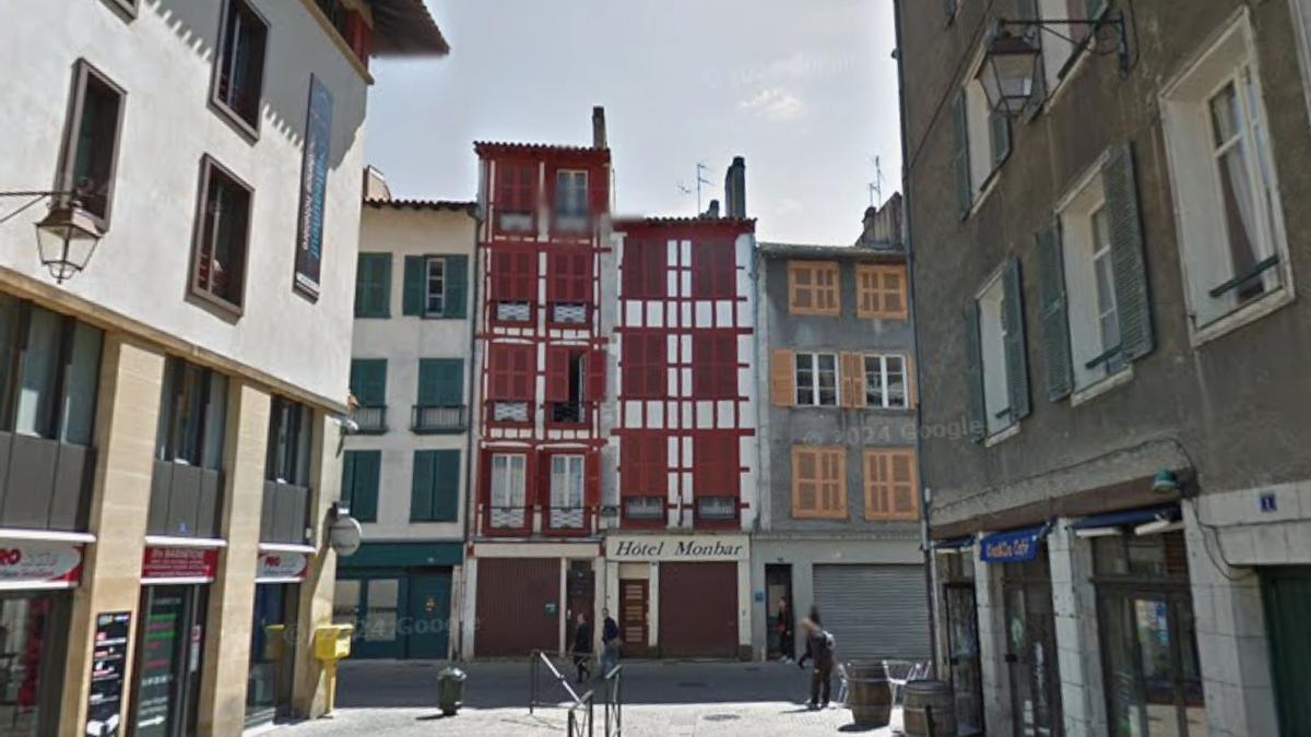 Hotel Monbar, en la intersección de las calles Pontrique y Pannecau de Baiona, en una imagen de 2016