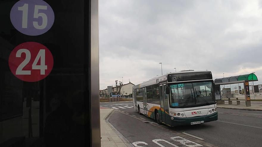 El autobús que realiza el trayecto de la línea 24 (Zizur Mayor).