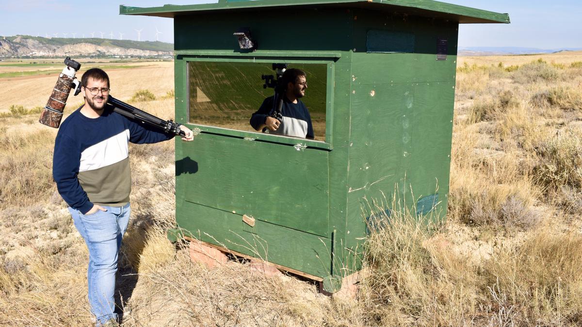 El marcillés, Felipe Marín, junto a uno de los &#039;hides&#039; que ha colocado en el campo, en este caso para fotografiar específicamente al mochuelo.