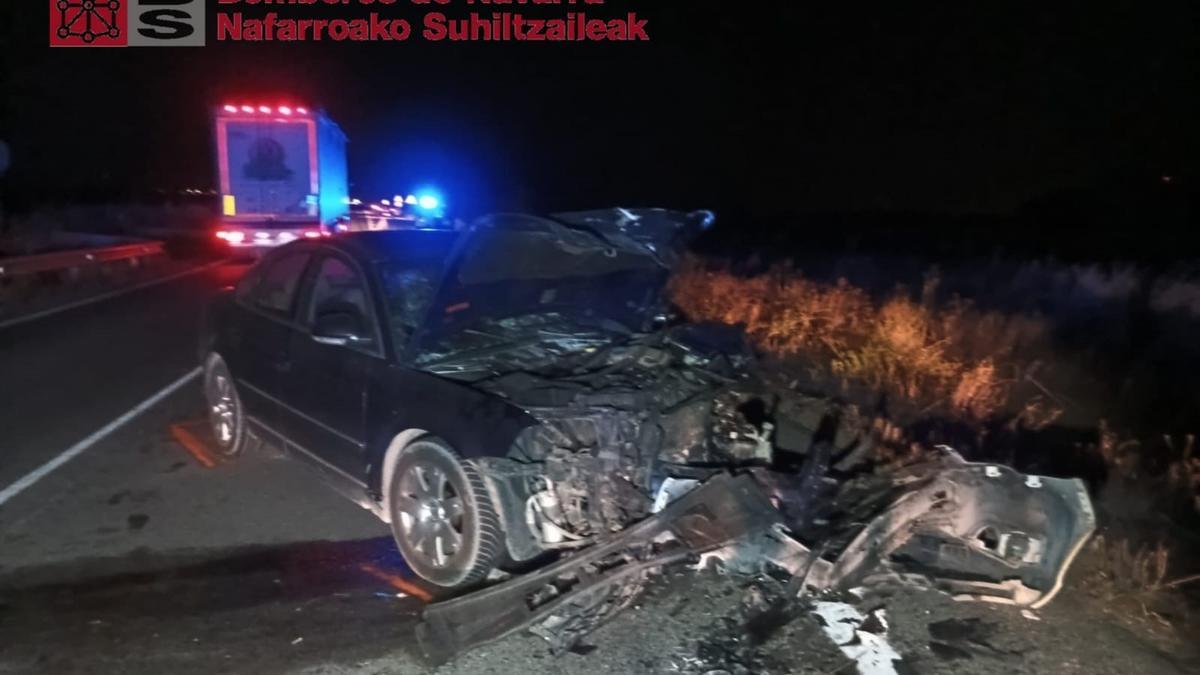 Uno de los dos turismos implicados en el accidente.