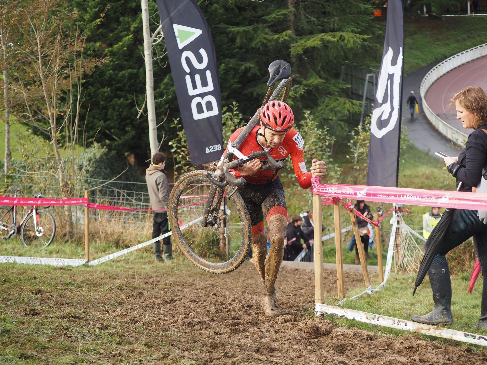 El barro se sumó al espectáculo de ciclocross en Elgoibar