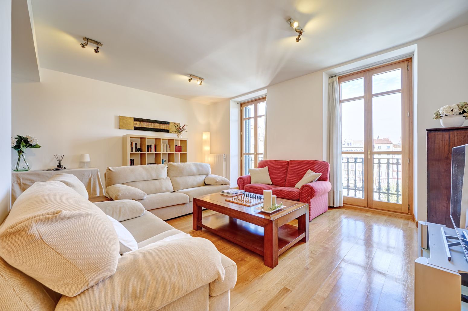 Un piso con vistas a la Plaza del Castillo sale al mercado: patrimonio, modernidad y ubicación única en el Casco Antiguo