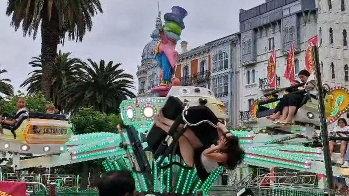 Una de las menores sale volando de la barraca, en la imagen de un vídeo difundido por redes sociales.