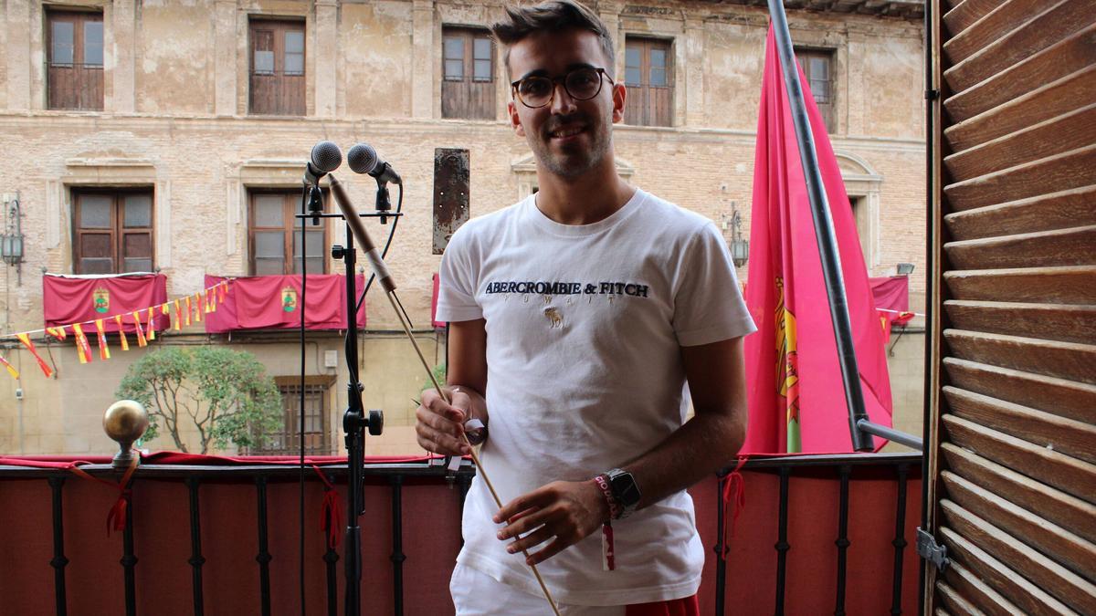 El edil Marcos Navascués (PP) prendió la mecha festiva. 