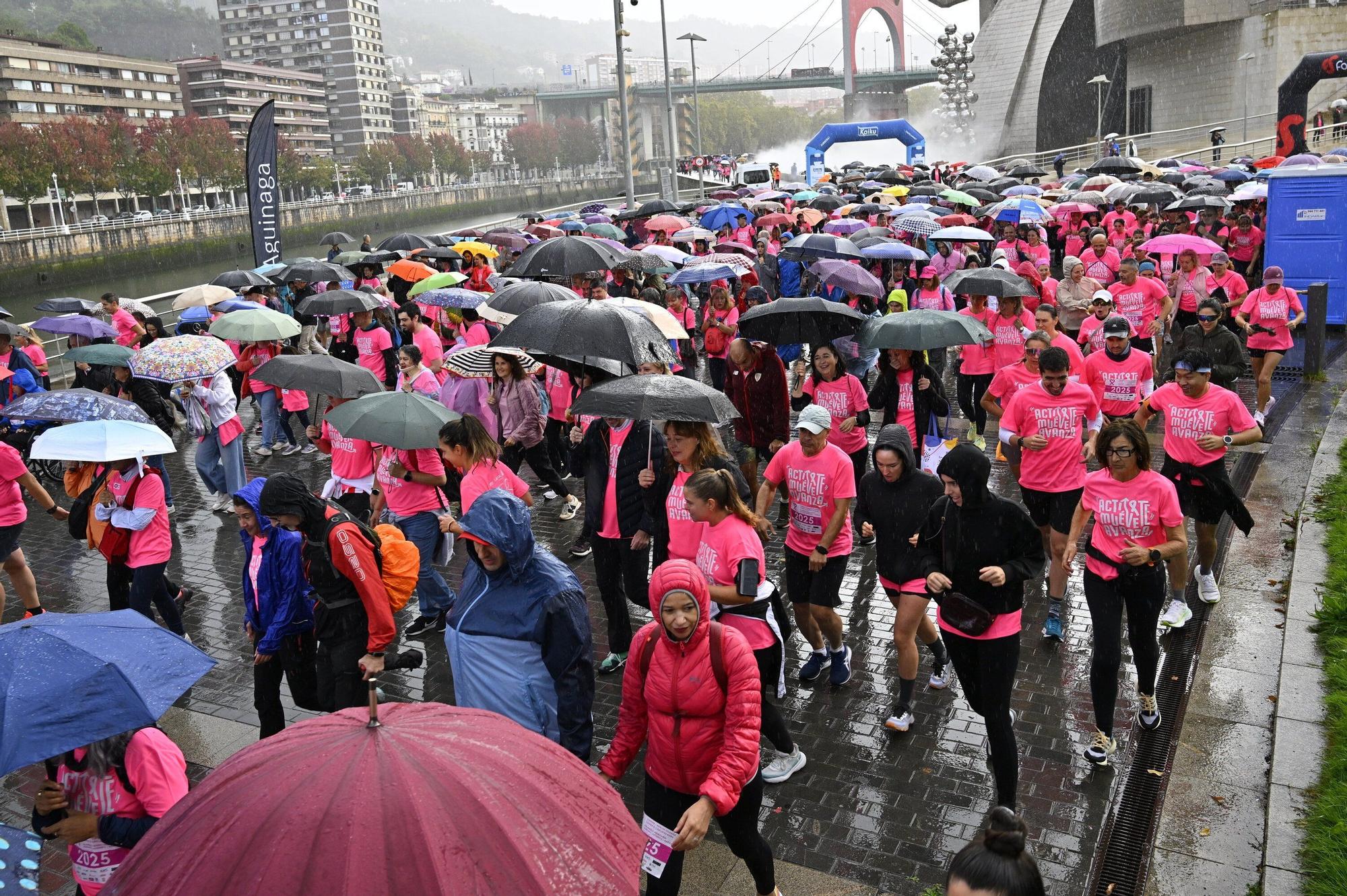 En imágenes: los paraguas tiñen la marea rosa de Bilbao