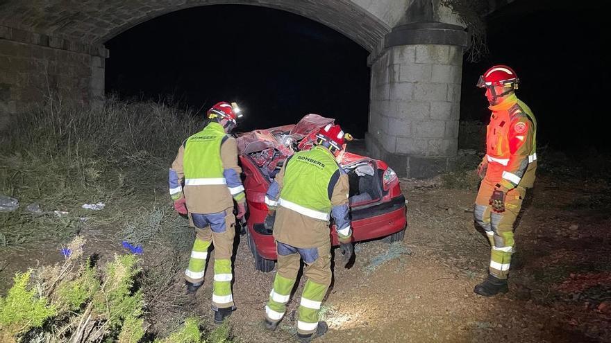 Dos muertos y tres heridos tras caer un coche desde un puente en Castellón