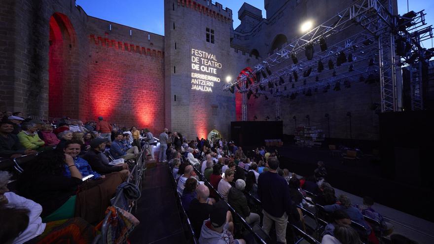 Imágenes de la obra &#039;Los Brutos&#039; en el Festival de Teatro de Olite
