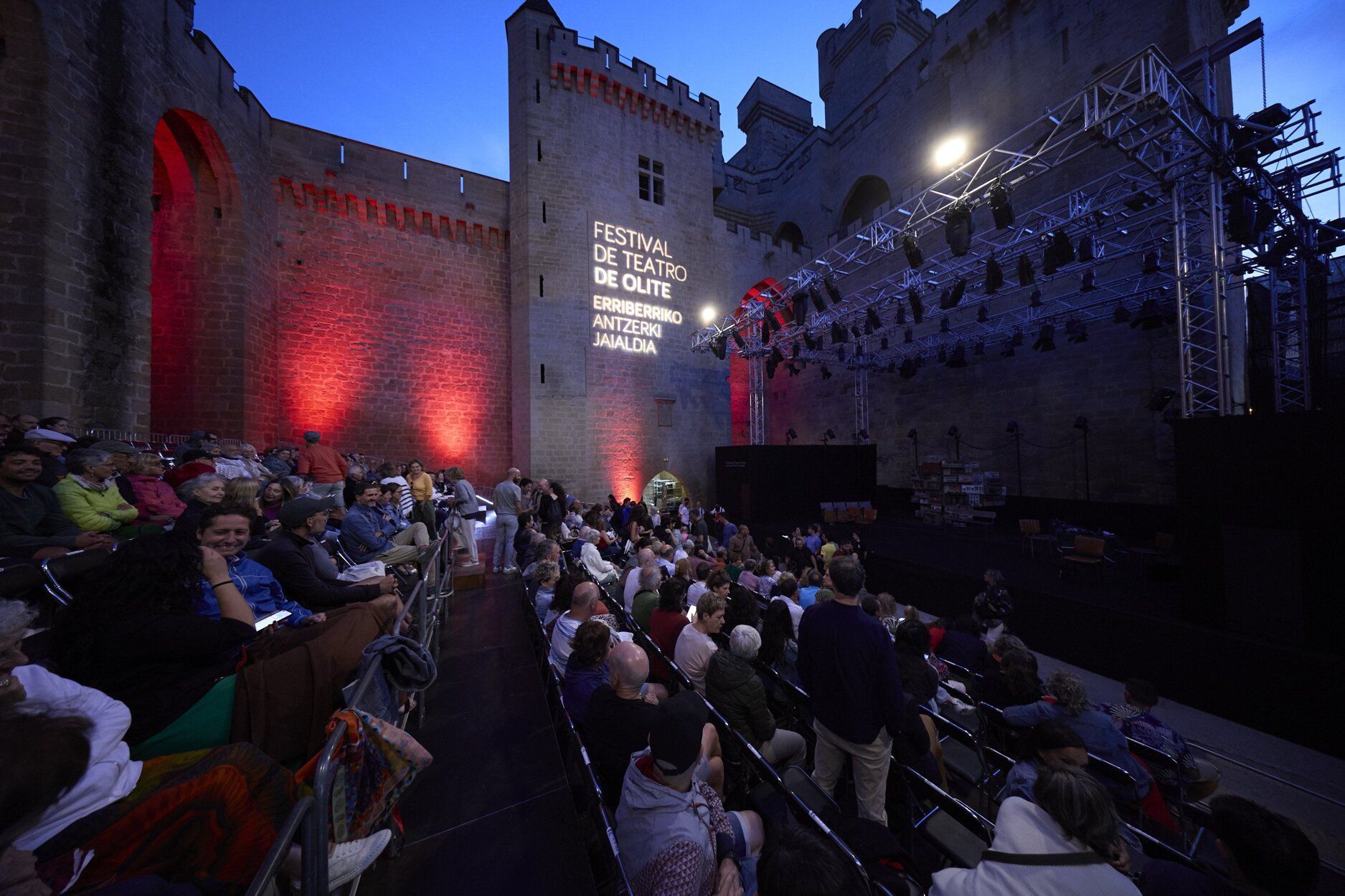 Imágenes de la obra &#039;Los Brutos&#039; en el Festival de Teatro de Olite
