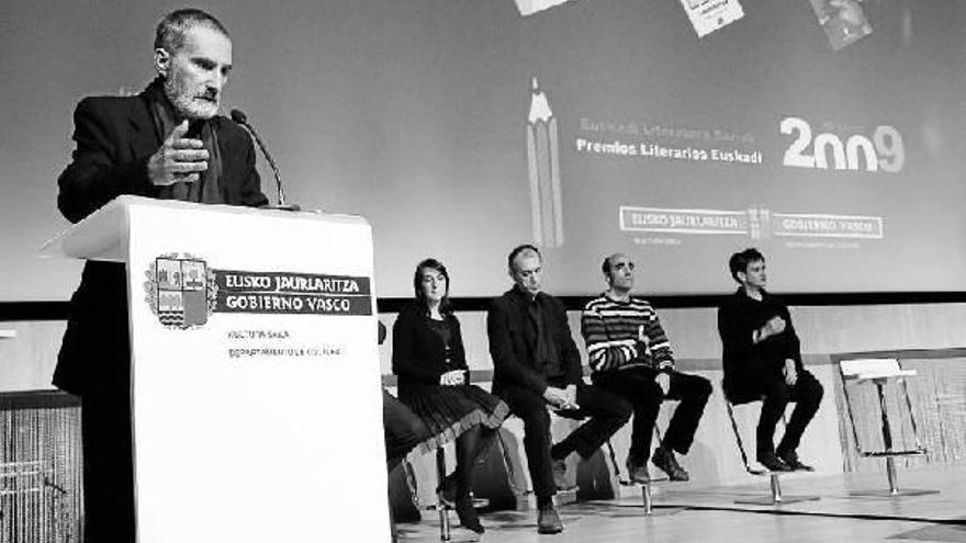 Xabier Lete, en el momento de recoger el premio Euskadi de Literatura por su poemario &quot;Egunsentiaren esku izoztuak&quot;.