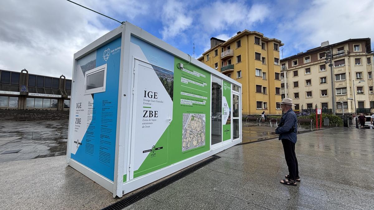 Caseta para informar de la implantación de la ZBE en la plaza Txanaleta / Ayuntamiento de Irun Caseta para informar de la implantación de la ZBE en la plaza Txanaleta / Ayuntamiento de Irun