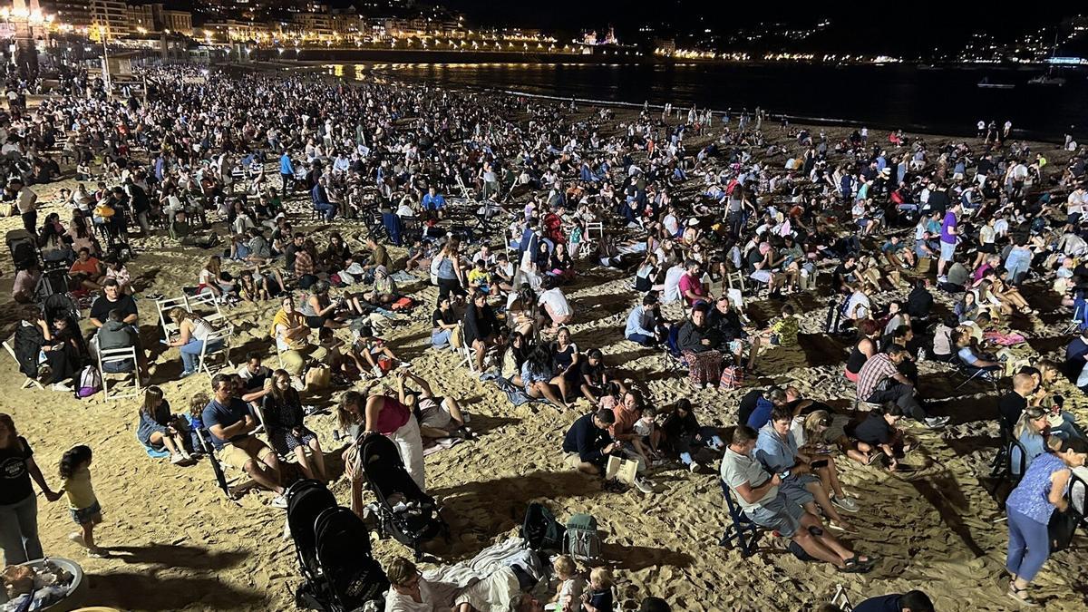 La Concha, repleta de gente para ver los fuegos artificales