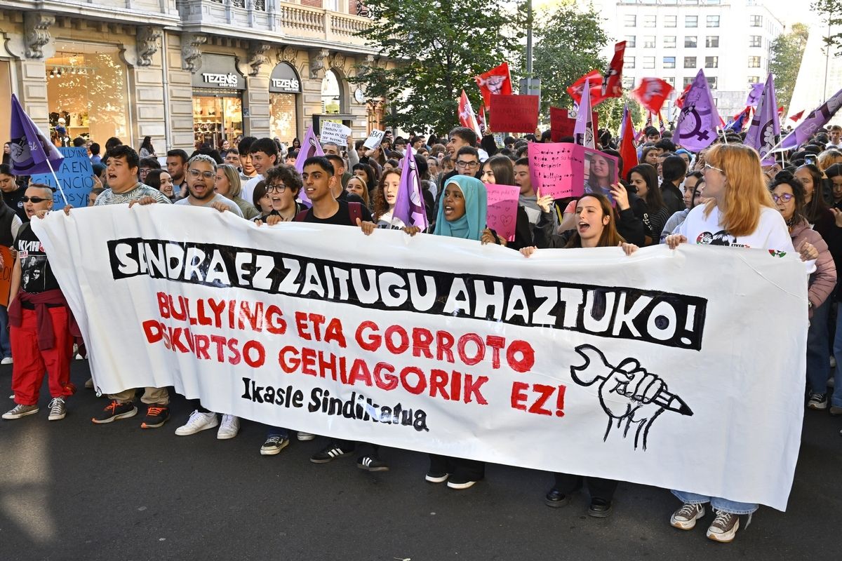 Estudiantes salen a la calle en Bilbao contra el 'bullying'