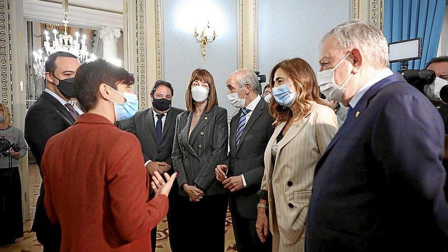 La ministra de Política Territorial, Isabel Rodríguez, de espaldas, dialoga con la consejera de Autogobierno, Olatz Garamendi. Foto: Irekia