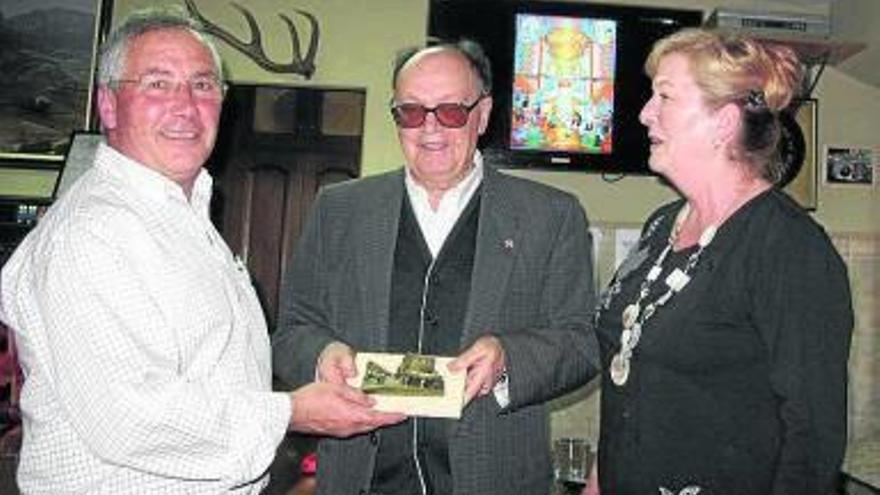 San Emeterio, con Ángel Elvira, y su esposa, Mª Inés Sáinz.