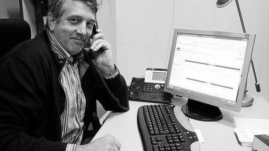 Pedro Berástegui atiende una llamada en la sede del Teléfono de la Esperanza en Navarra.